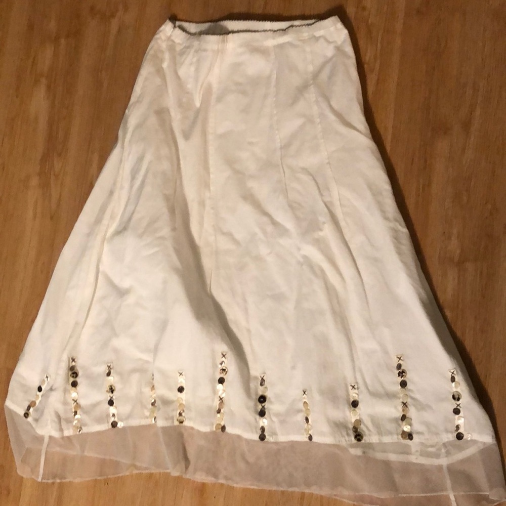 White maxi skirt with button and toole bottom